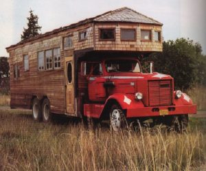 LIDZ, Jane. Rolling Homes: Handmade Houses on Wheels.