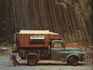 LIDZ, Jane. Rolling Homes: Handmade Houses on Wheels.