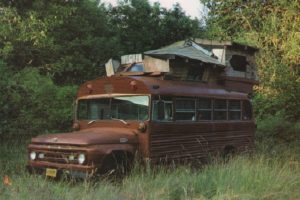 LIDZ, Jane. Rolling Homes: Handmade Houses on Wheels.
