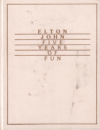 HILBURN, Robert. Elton John: Five years of Fun.
