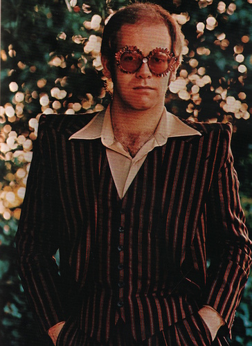 HILBURN, Robert. Elton John: Five years of Fun.