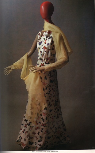 VREELAND, Diana. Inventive Clothes 1909-1939.